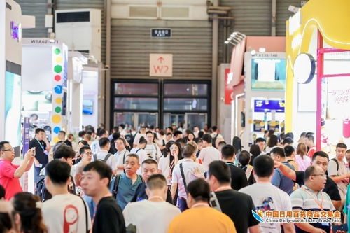 人流如潮星聚上海 第116屆中國日用百貨商品交易會(huì)盛大開幕，日用百貨銷售前景廣闊